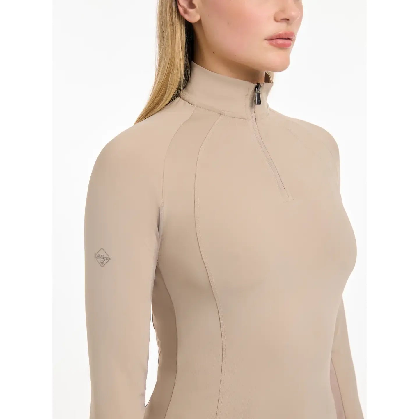 Halle Capa Base Ligera – Top de equitación de alto rendimiento para mujer en color Almendra